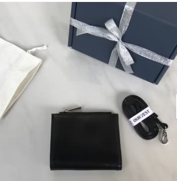Premium Leather Wallet Gift Presentation Elegant leather wallet presented in a stylish gift box, perfect for personalized gifting